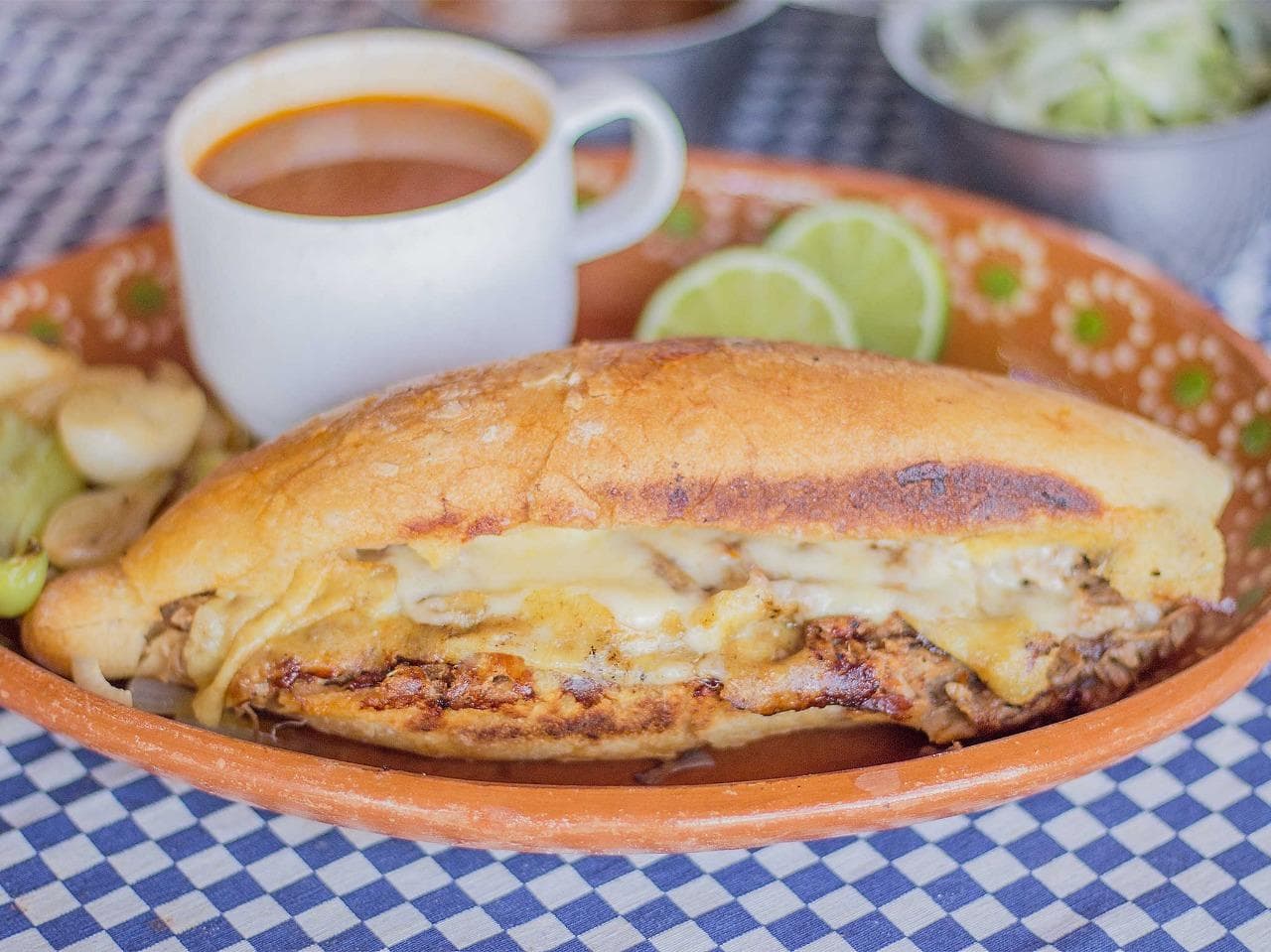 COMBO-CUATES 4 Lonches Birria +4 Aguas + 4Consomes