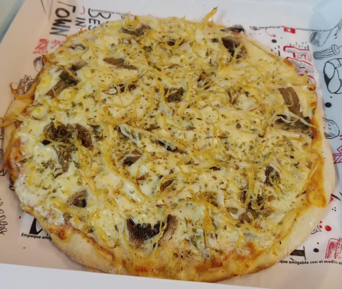 Pizza Personal Pollo Champiñón 4 Porciones (26 cms