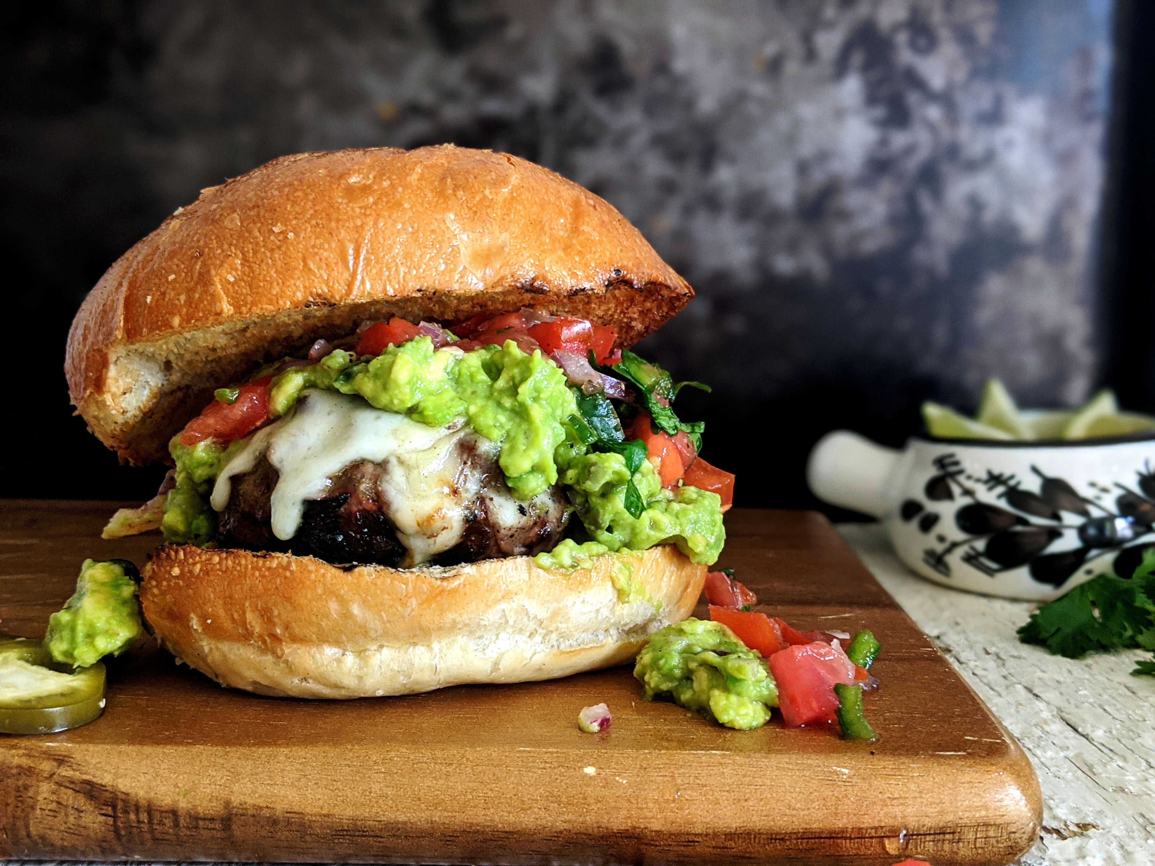 Guacamole Burger con Papas Fritas