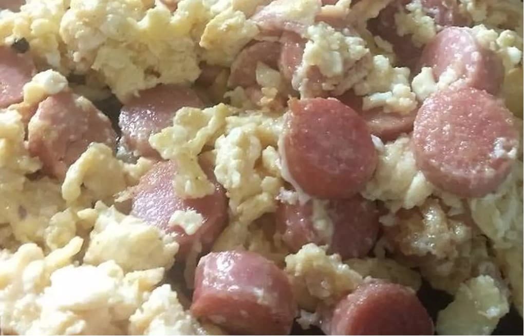Huevos con salchicha
