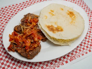 Carne en Bistec más Arepa con Queso
