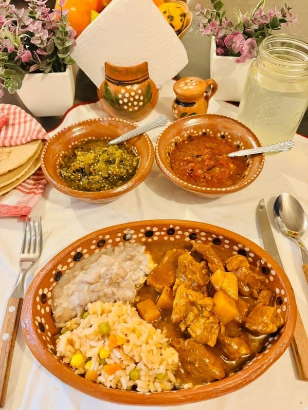 Costilla de Cerdo y Papas en Salsa Chile Pasilla
