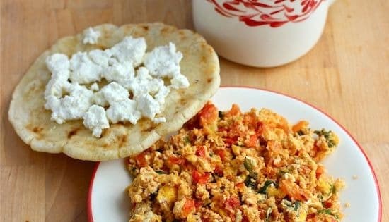 Huevos Pericos con Arepa Café