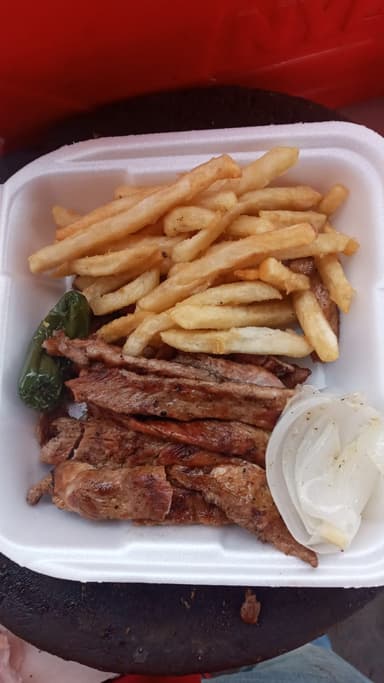 Medio Kilo de Carne Premium Asada con Papas.