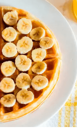 Waffle bañado en salsa con topping favorito