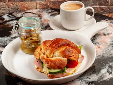 Café Americano y Croissant