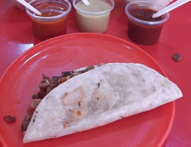 Taco de Longaniza con Tortilla de Harina y Queso