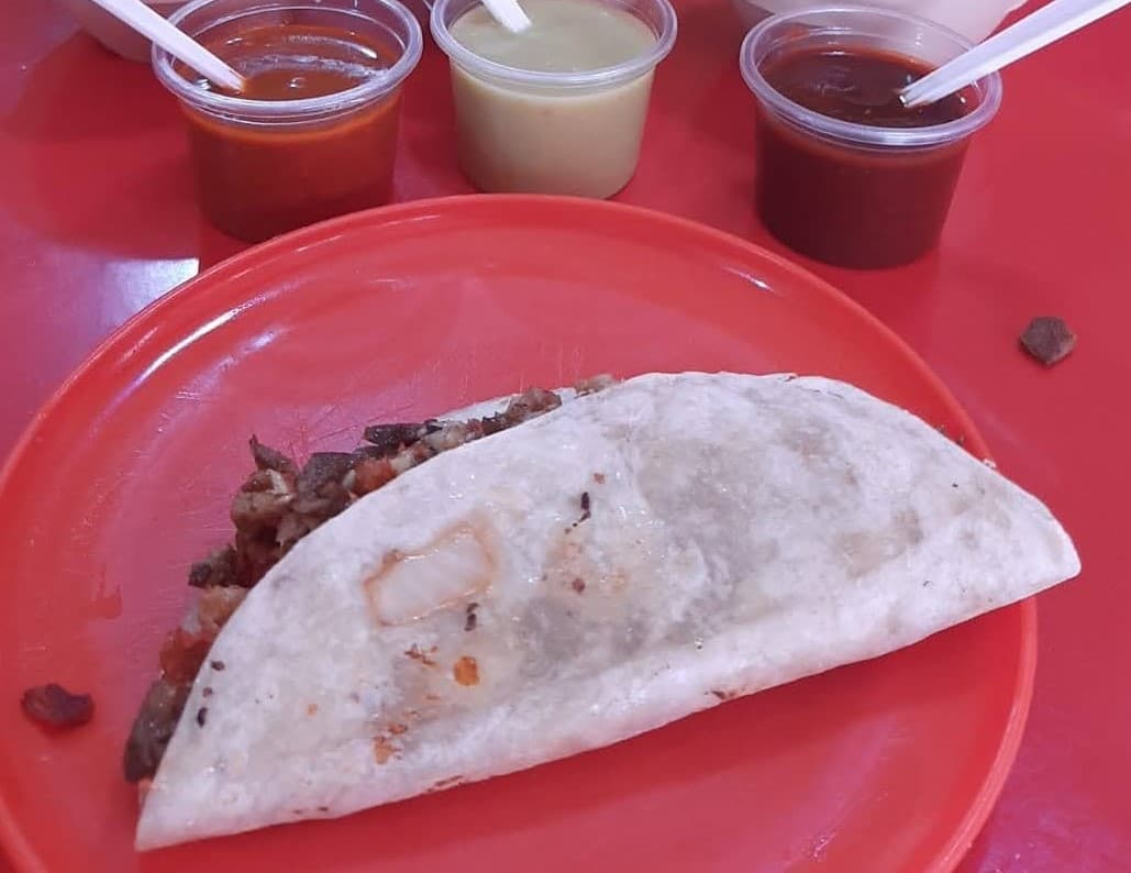 Taco de Longaniza con Tortilla de Harina y Queso