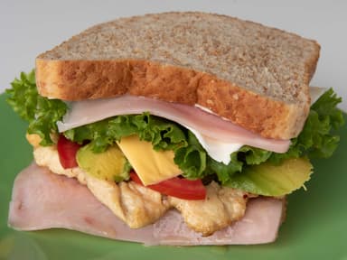Sándwich Especial de Atún y Pollo🍞