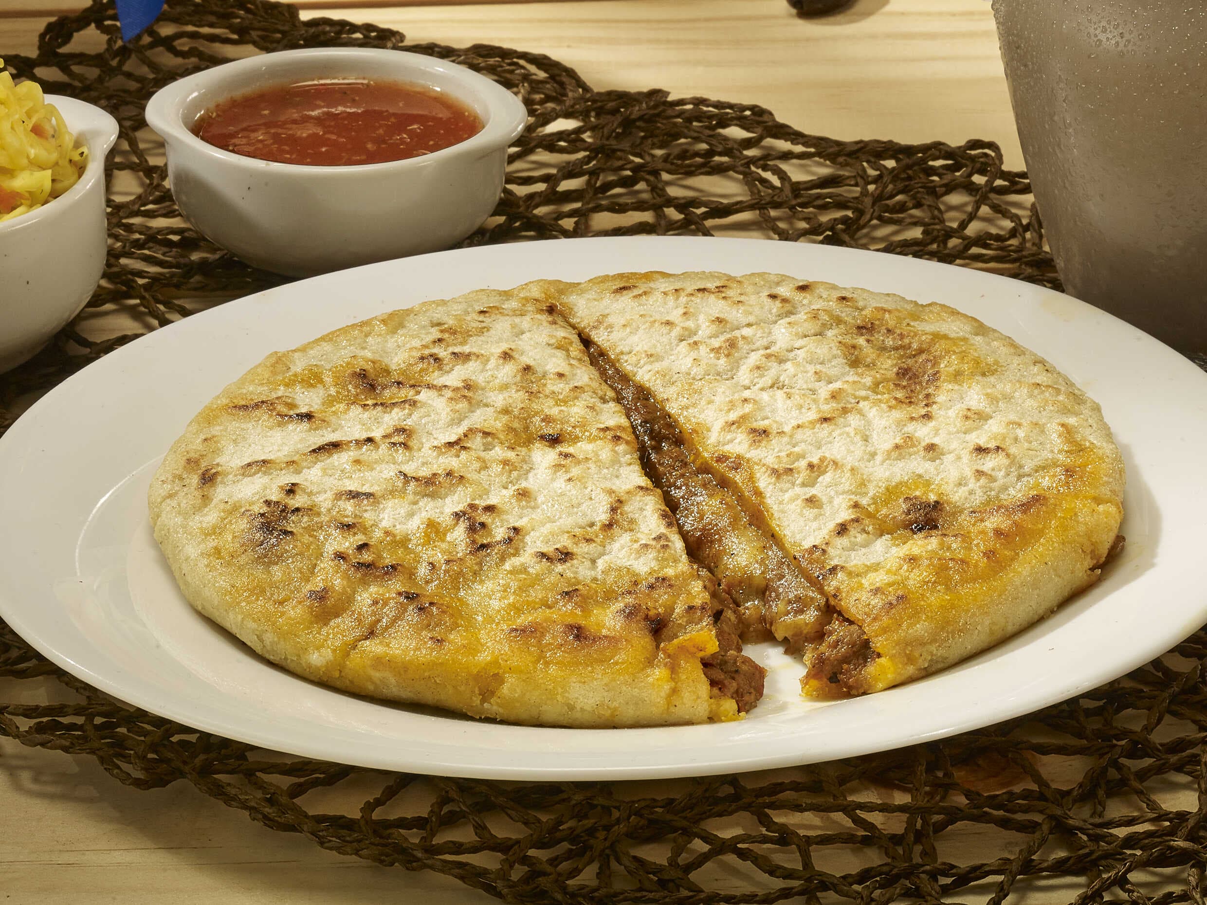 Pupusa de Chicharrón con Frijol