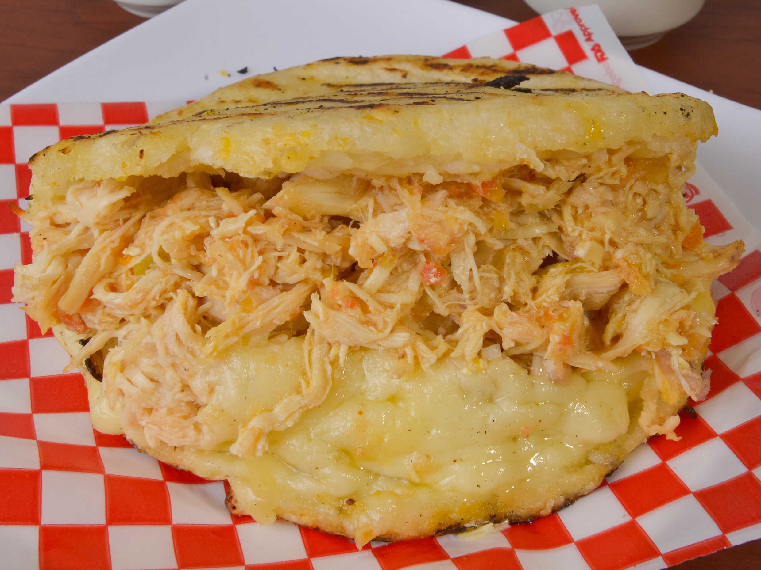 Arepa con Pollo y Queso