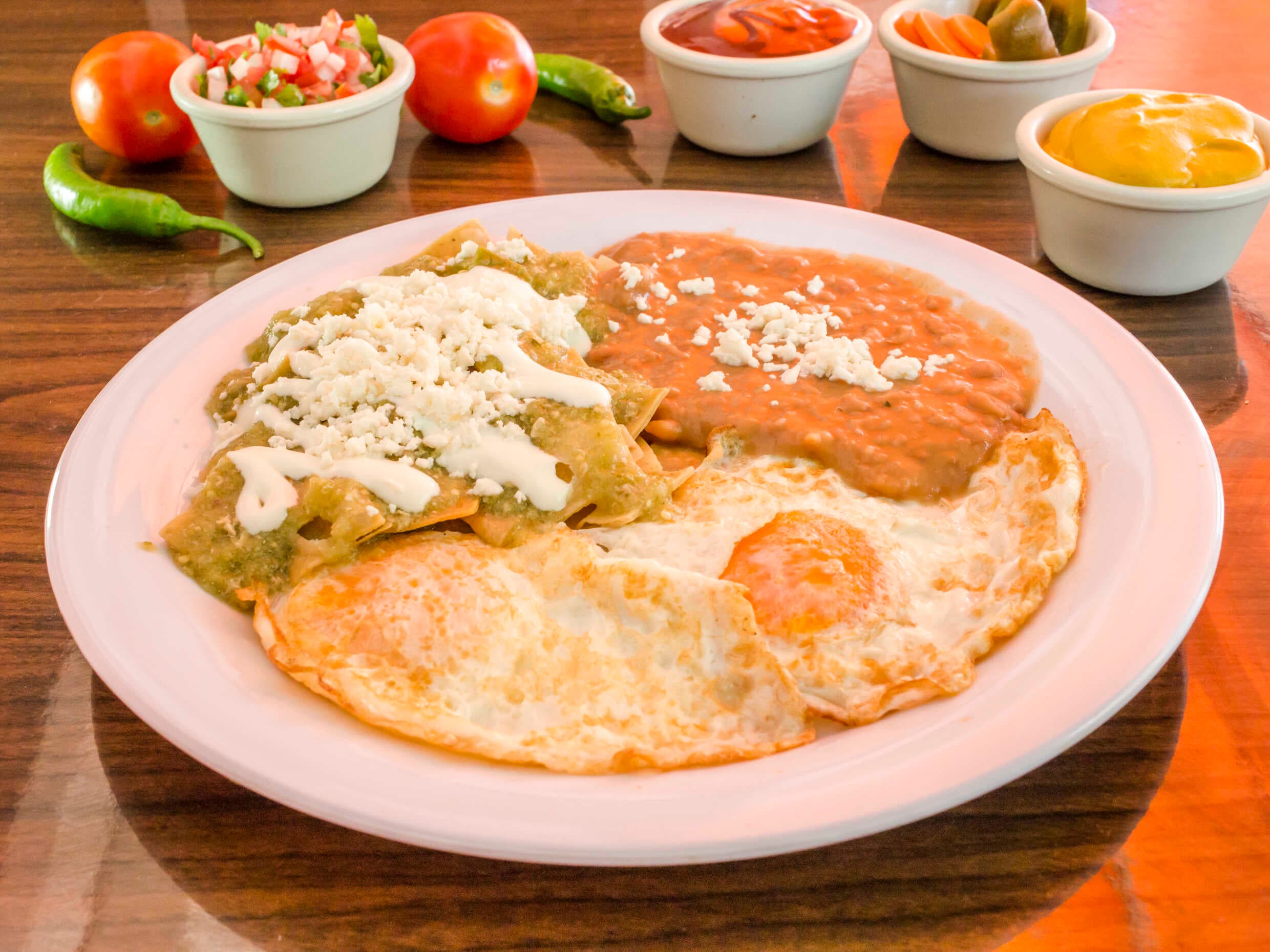 Desayuno de Chilaquiles Huevo y Jugo Zanahoria