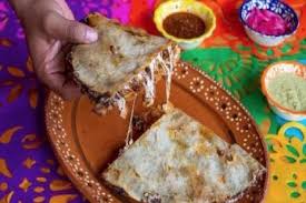 Tlayuda de chorizo con quesillo + refresco