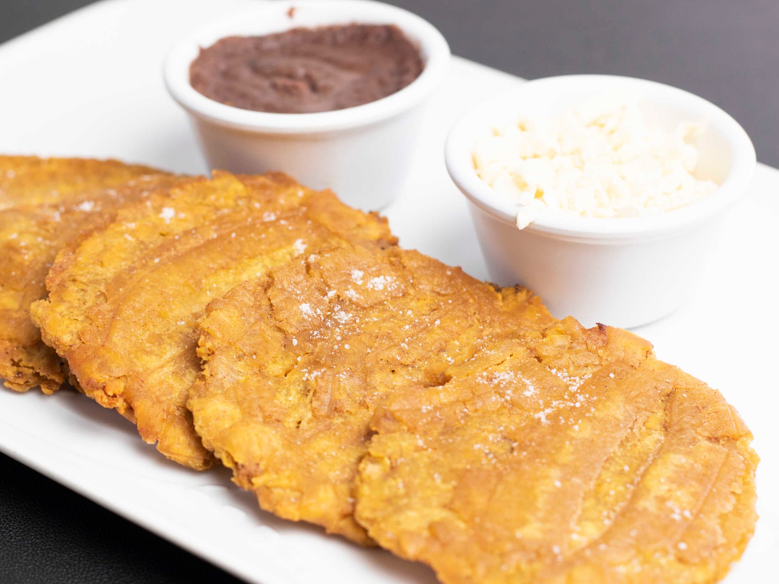 Patacones con Frijol y Queso