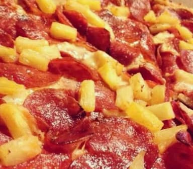 Pizza Lanis de Piña y Pepperoni (Orilla Rellena)