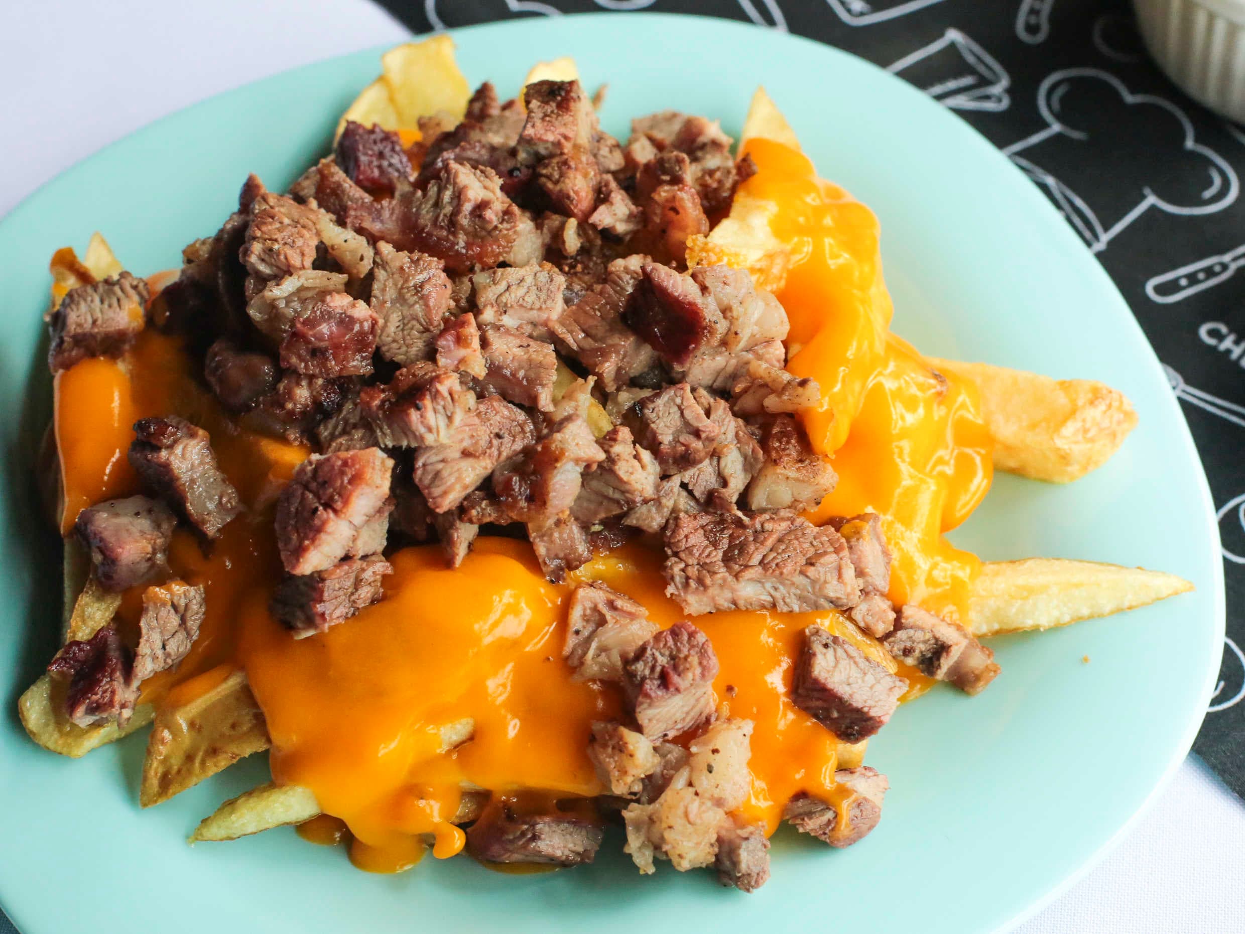 Papas fritas con carne asada y queso