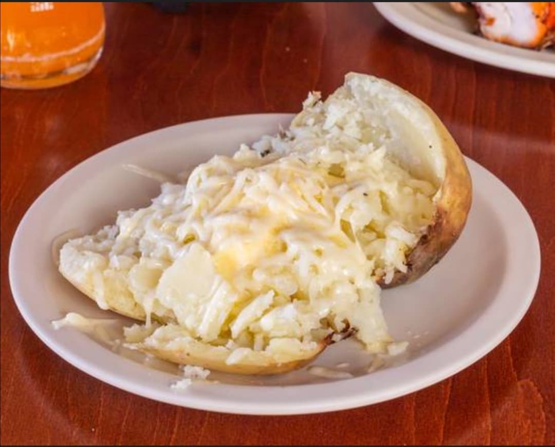 Papa Asada con Mantequilla y Queso
