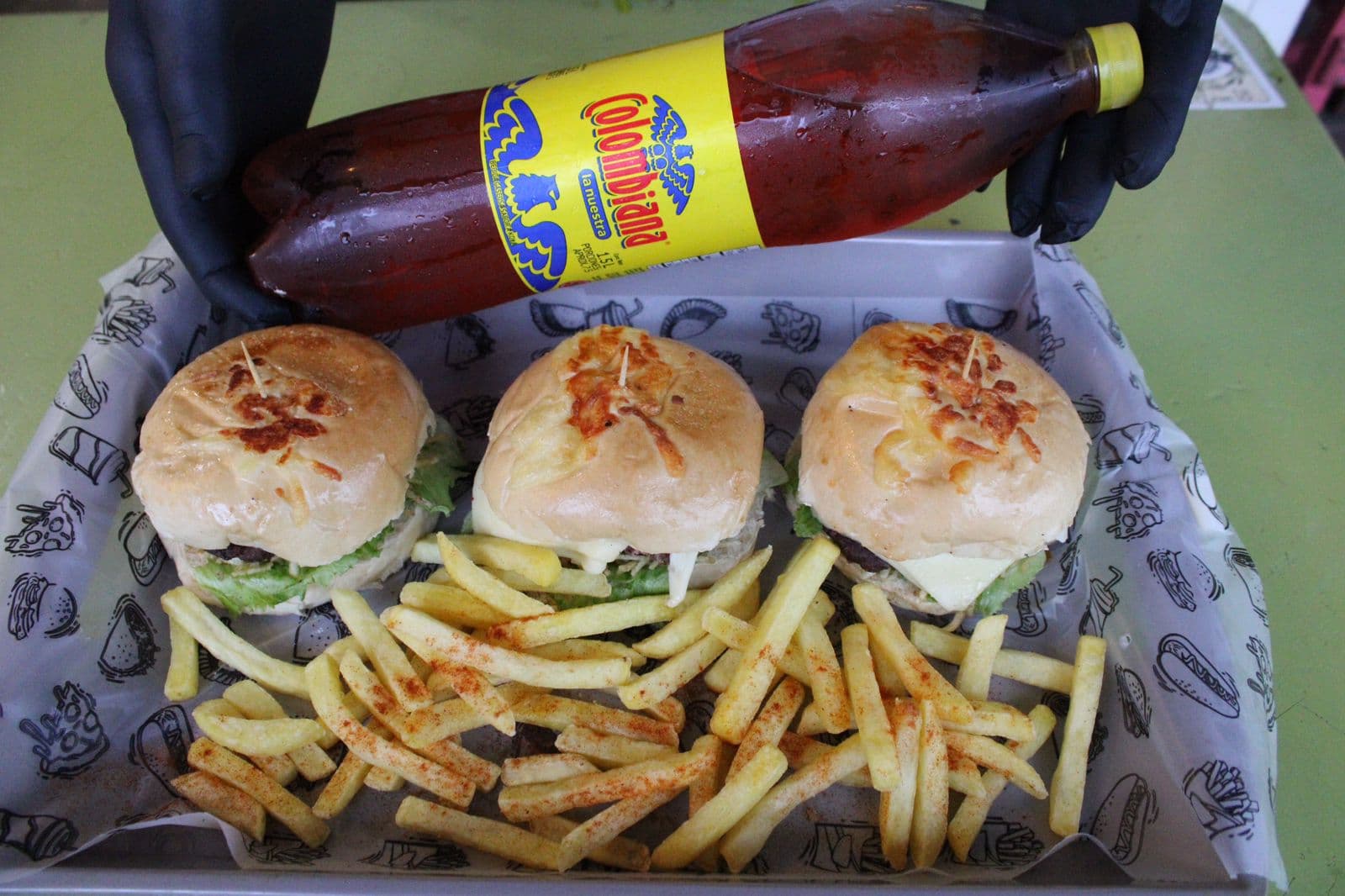 Combo Para 3:Hamburguesas sencilla+ Papas+ Gaseosa