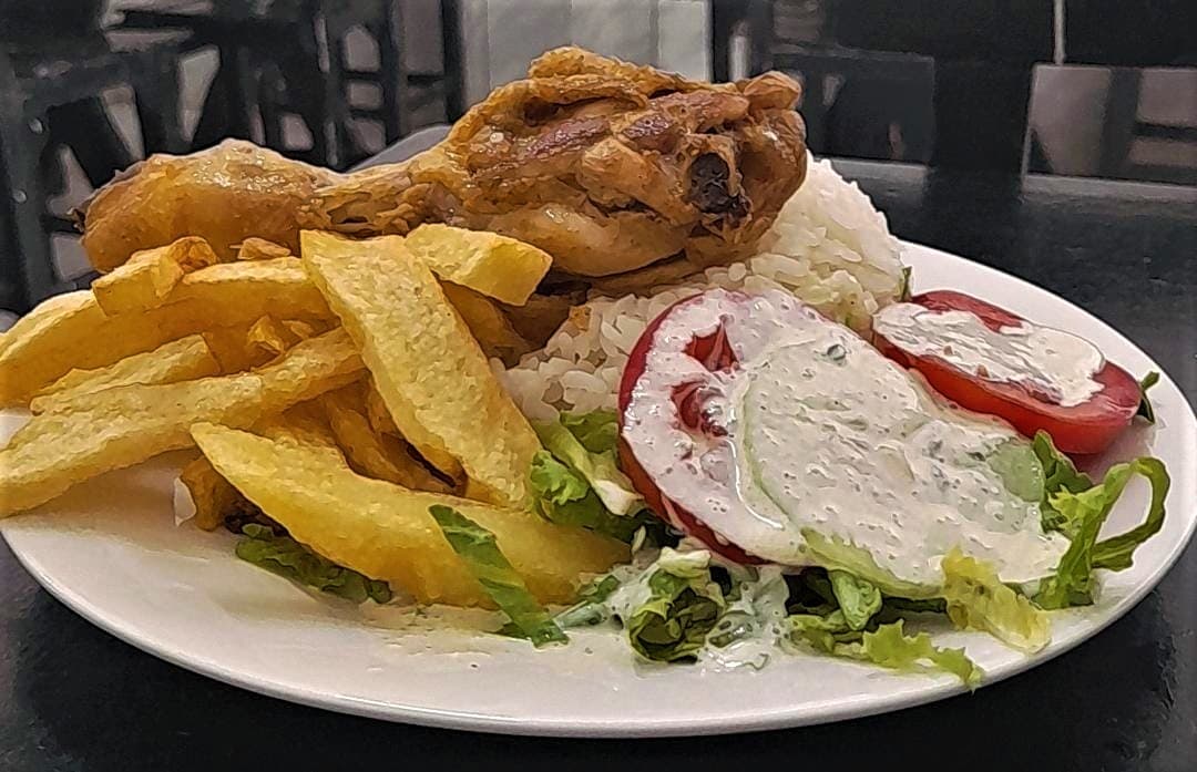 Pollo Frito con Papas Fritas y Ensalada