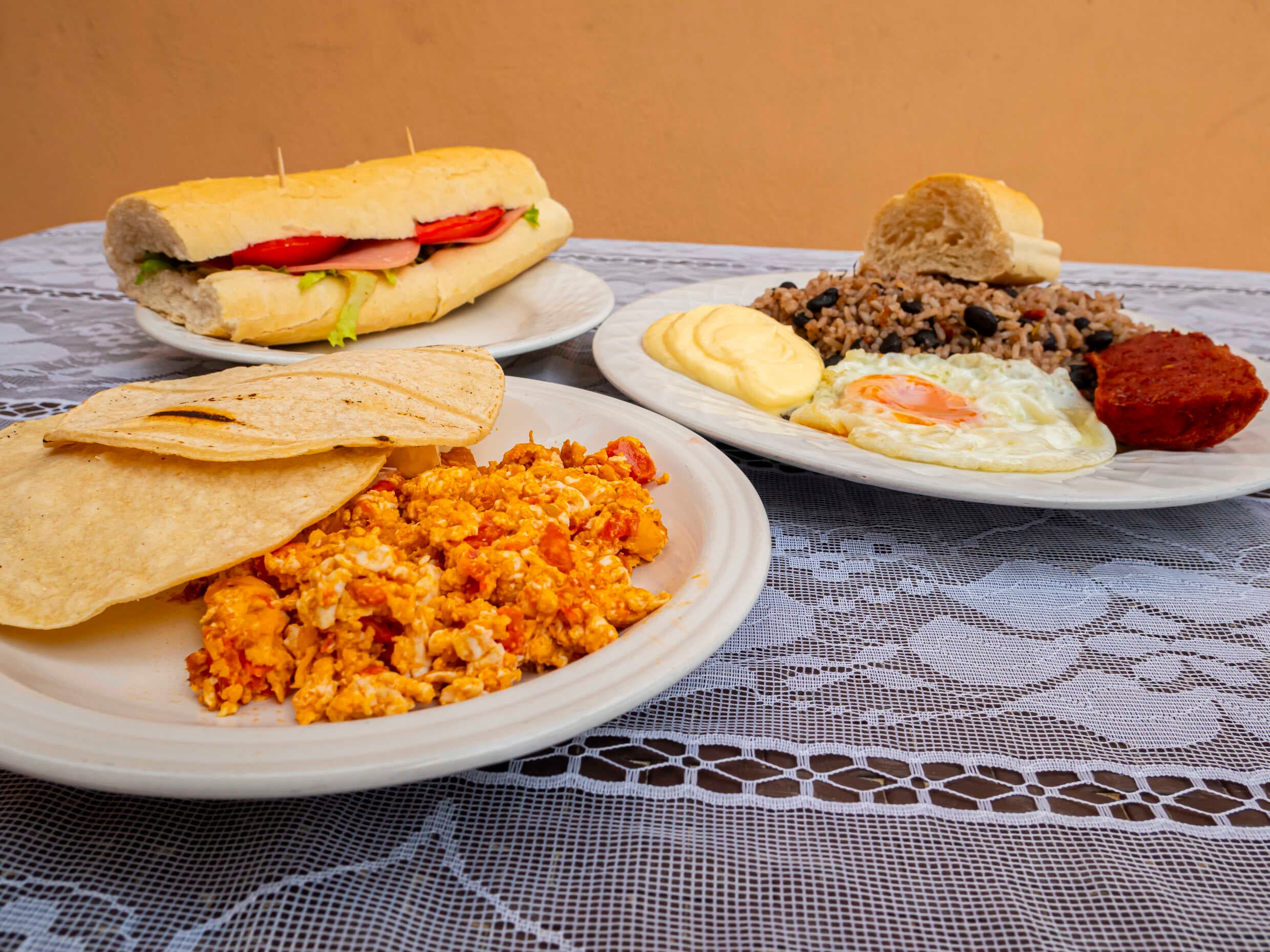 Combo # 2 Es 1 Pinto + Sandwich + Huevos Con Tomat