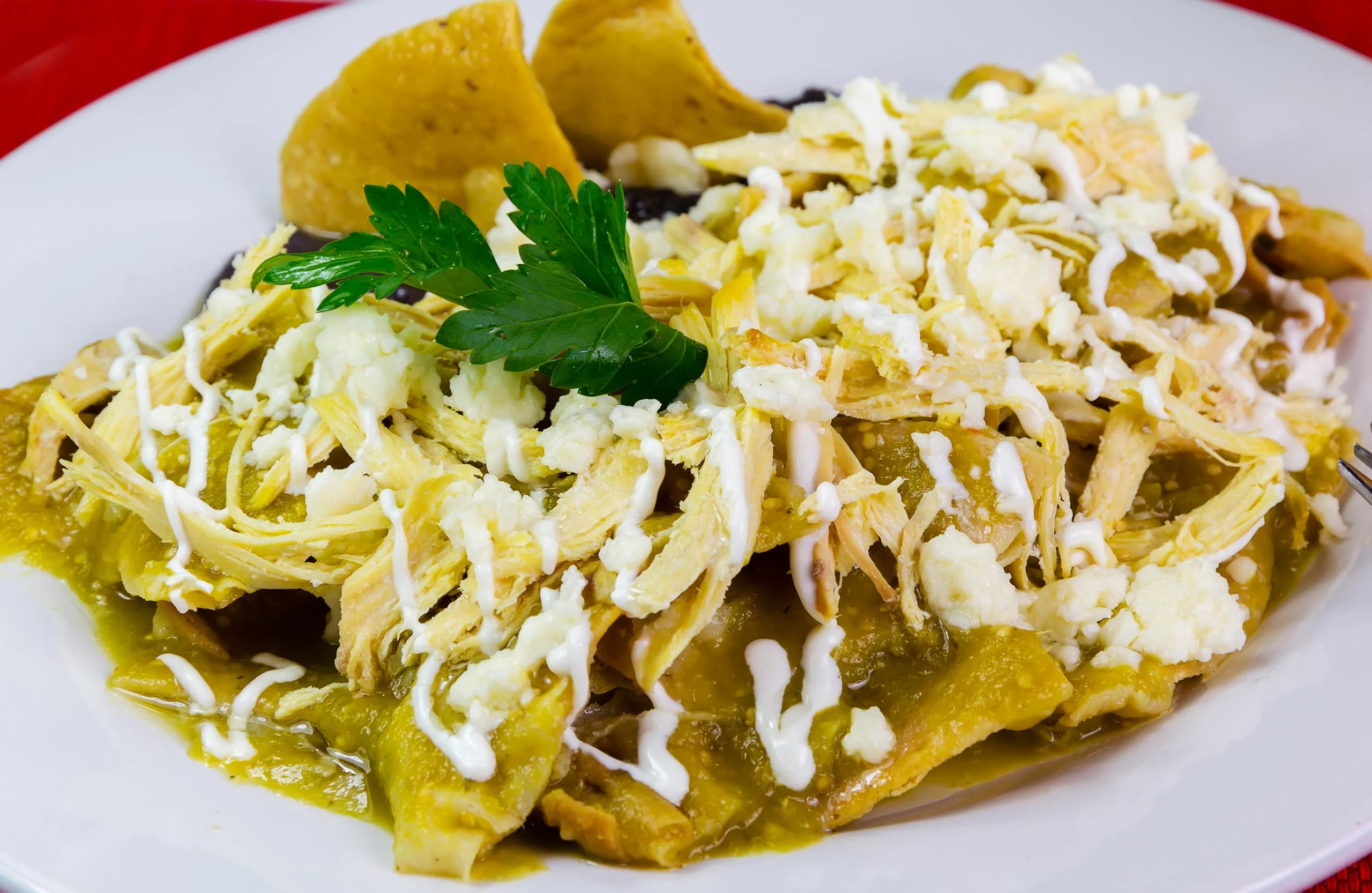 Chilaquiles Verdes o Rojos con Pollo o Huevo