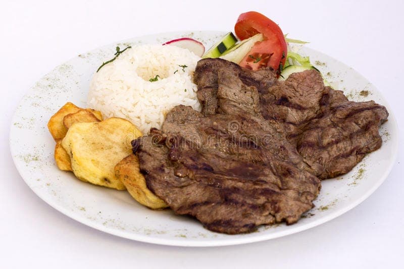 Bistec con Arroz más Papas y Ensalada