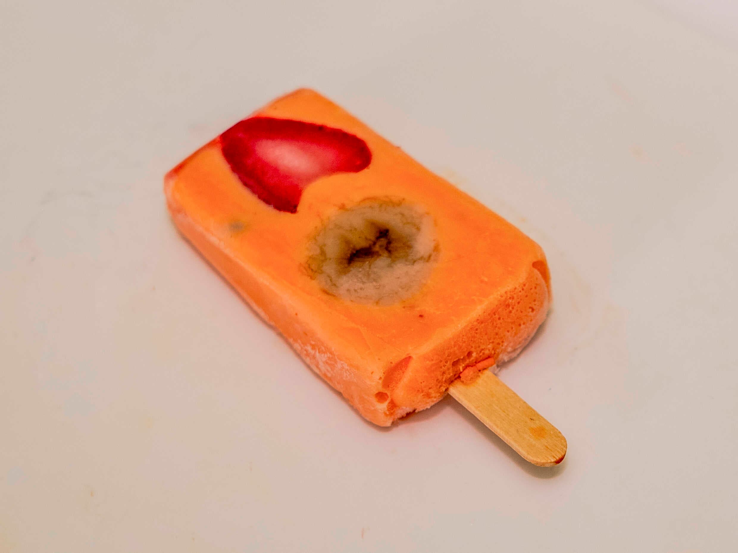 Paleta de yoghurt de durazno con plátano y fresa