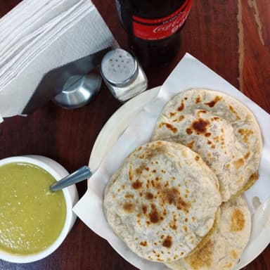 Gordita de Rajas con Queso