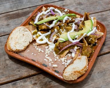 Chilaquiles Medianos con Chicharrón