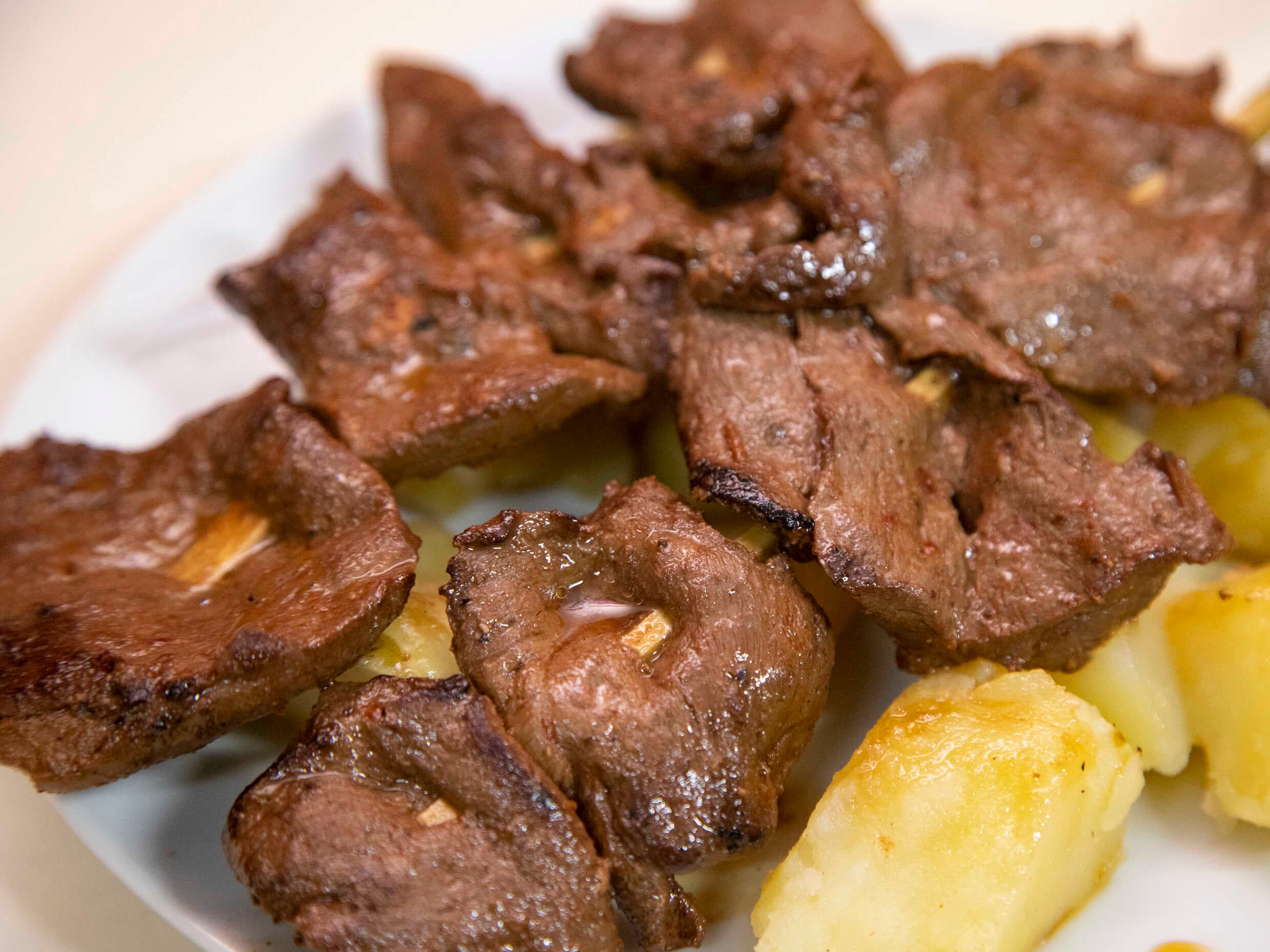 2 Palitos de Anticucho y Papa