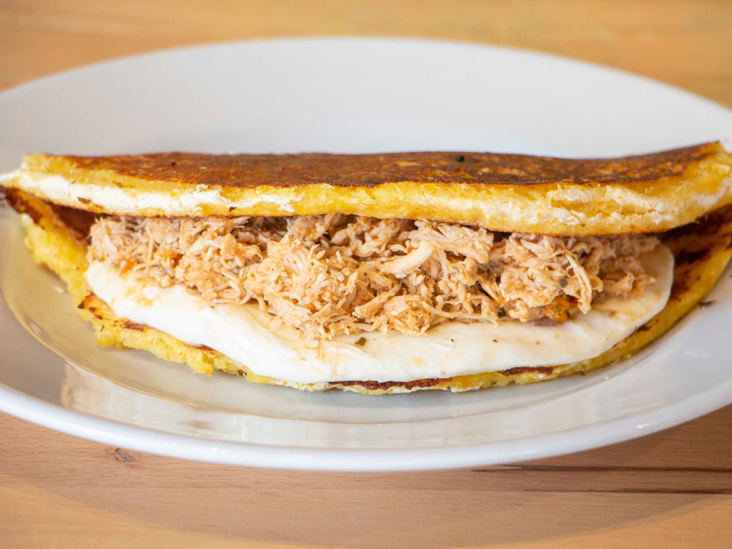 Cachapa pollo y queso de mano