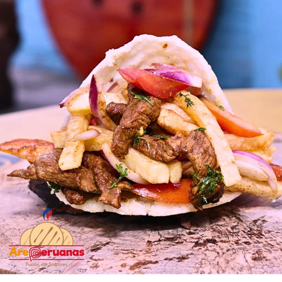 Combo Arepa Lomo Salteado + Papas + Bebida