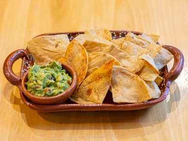 Totopos con Guacamole