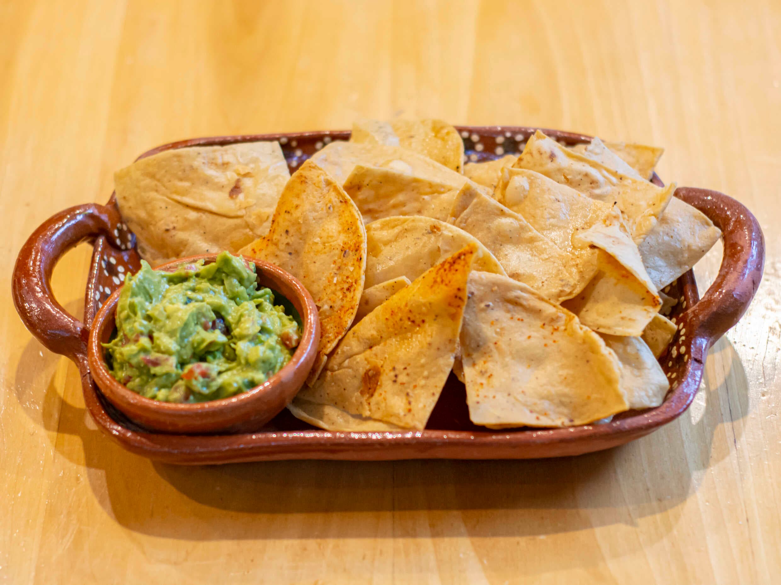 Totopos con Guacamole