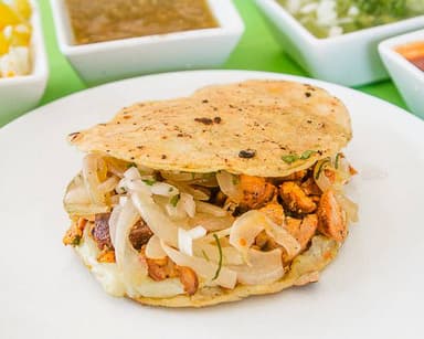Chonita (2 tortillas de maíz) de bisteck, al pasto