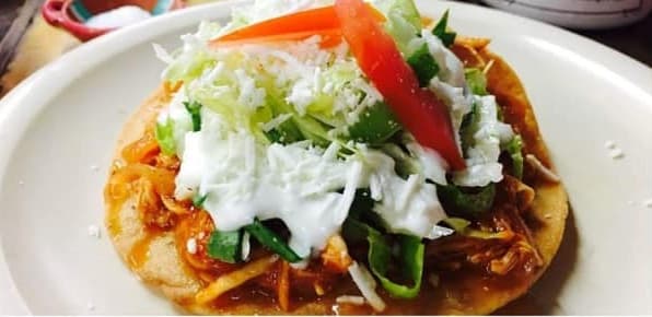 Tostada de Tinga de Pollo