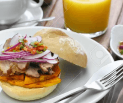 PAN CON CHICHARRON Y JUGO DE PIÑA