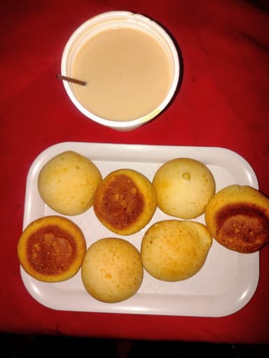 3 productos de queso con un café en leche
