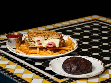 1/2 Croque monsieur, papas o ensalada y galleta