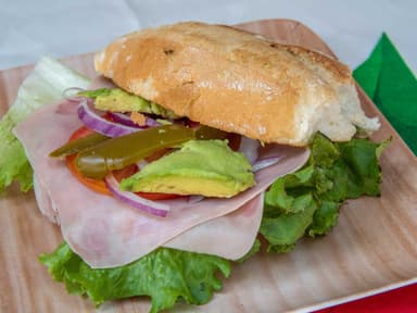 Torta Sencilla + Agua de Sabor del Día