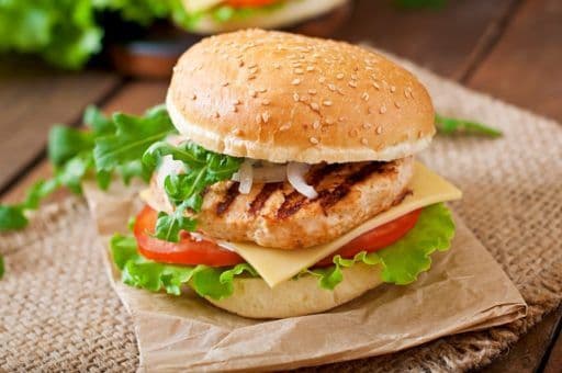 Hamburgesa de pollo con papas a la francesa