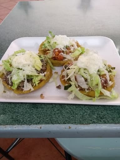 Sopes de Chicharrón Rojo