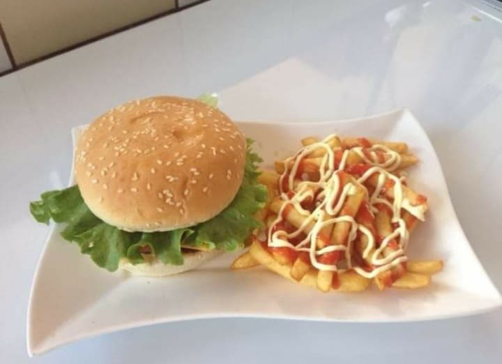 Hamburguesa + Papas + Bebida