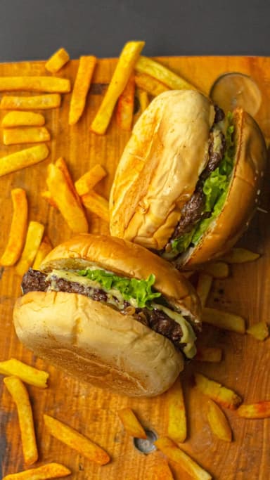 2 Hamburguesas Clasicas + 2 Porciones de Papas