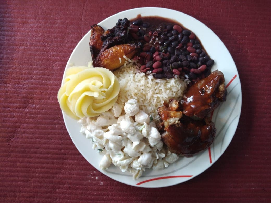 Casado con Costilla de Cerdo BBQ + Bebida del día