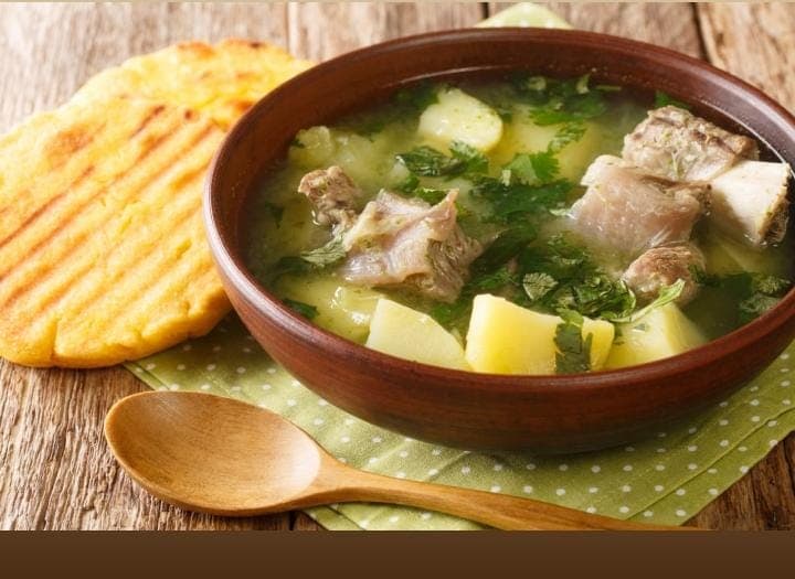 Caldo de Costilla + Arepa de Maíz Pelado