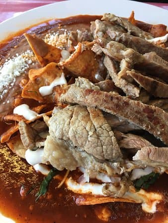 Chilaquiles Rojos con Bistec