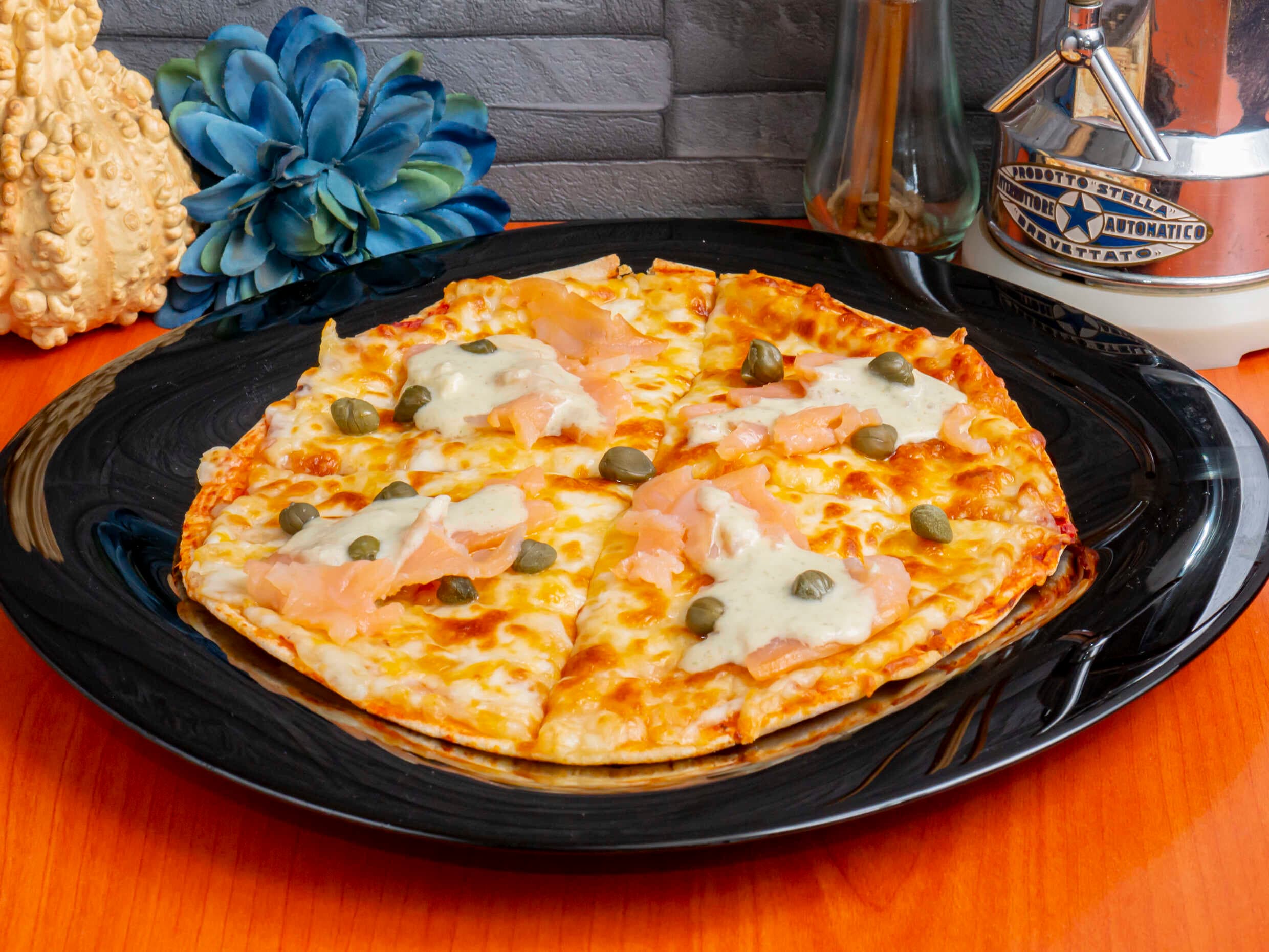 Pizza de salmón con alcaparras
