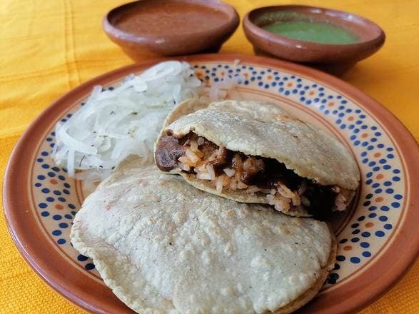 Gordita de Arroz con Mole