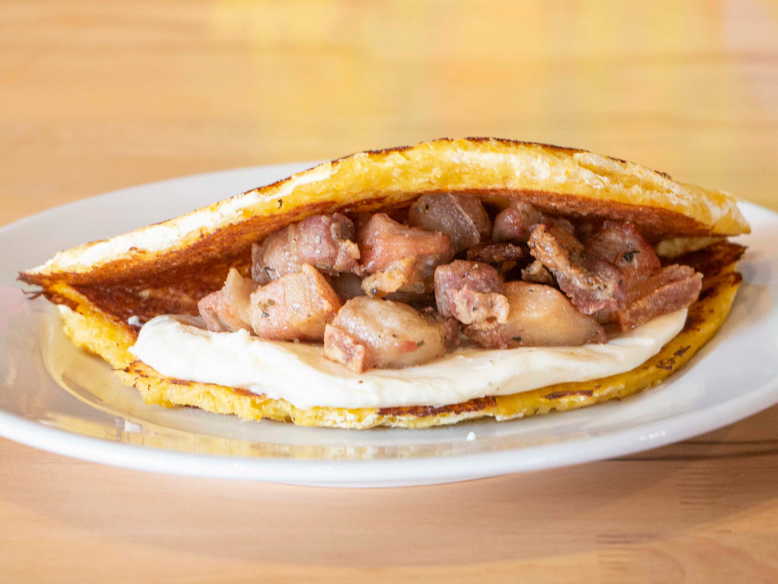 Cachapa de Chicharron con Queso de Mano